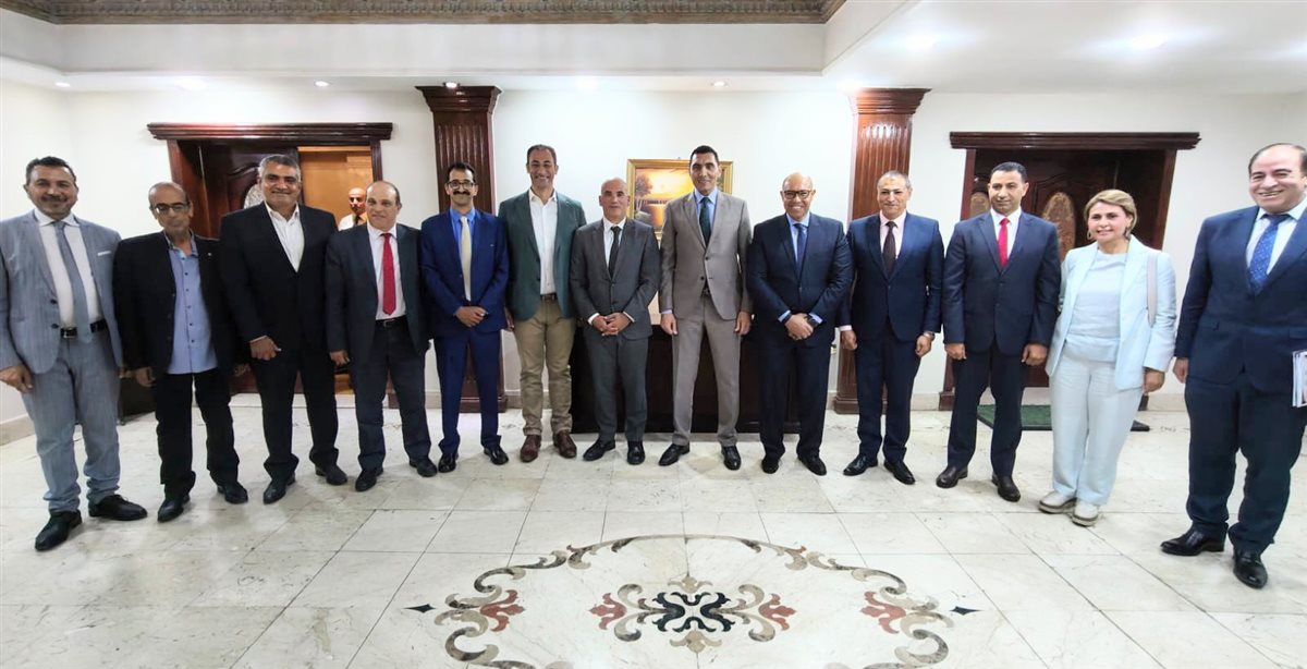جانب من اجتماع وزير الرياضة مع<strong> مجلس إدارة اتحاد التجديف لمتابعة</strong>