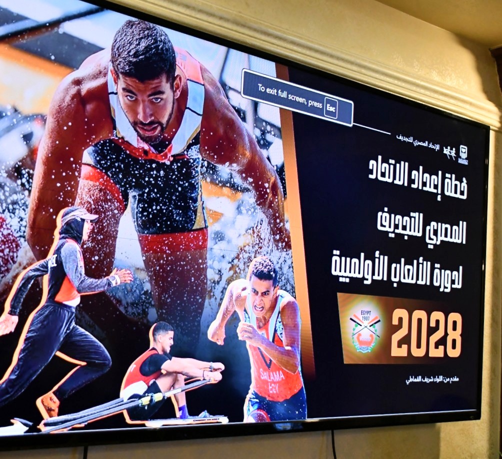 جانب من اجتماع وزير الرياضة مع مجلس إدارة اتحاد التجديف لمتابعة