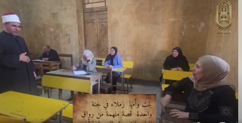 مشهد استثنائي يجمع سيدة وابنتها باختبارات نهاية المستوى برواق العلوم الشرعية والعربية