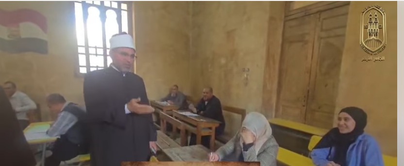 مشهد استثنائي يجمع سيدة وابنتها باختبارات نهاية المستوى برواق العلوم الشرعية والعربية