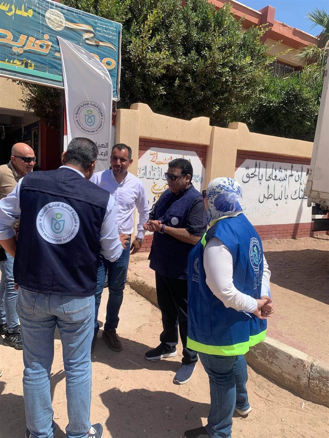 مدير الرعاية الصحية يتفقد القافلة المجانية بالطور