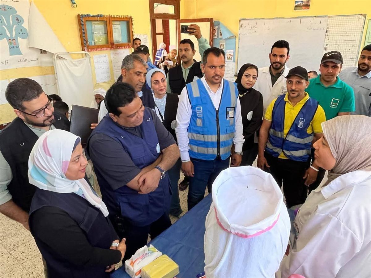 مدير الرعاية الصحية يتفقد القافلة المجانية بالطور