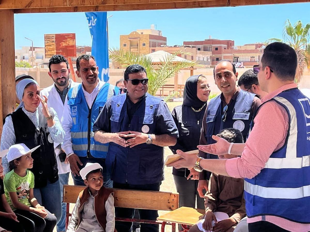 مدير الرعاية الصحية يتفقد القافلة المجانية بالطور