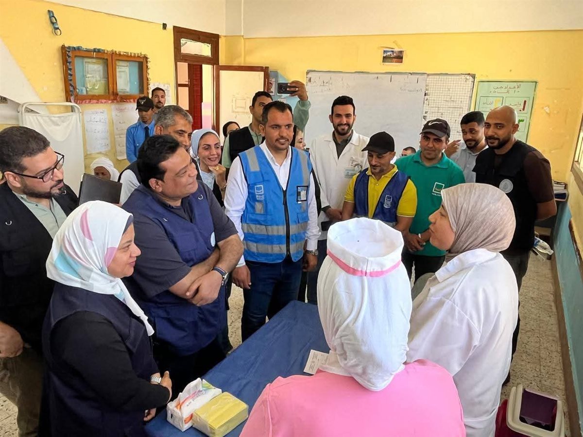 مدير الرعاية الصحية يتفقد القافلة المجانية بالطور