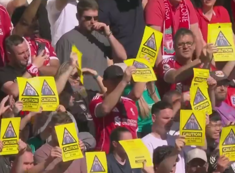 جماهير ليفربول تهاجم إدارة النادي خلال مباراة كريستال بالاس بالدوري الإنجليزي