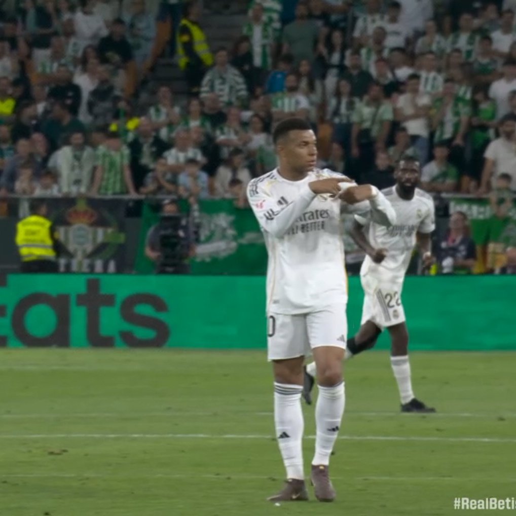 كيليان مبابي يطلب التغيير في مباراة ريال مدريد وريال بيتيس في الدوري الإسباني