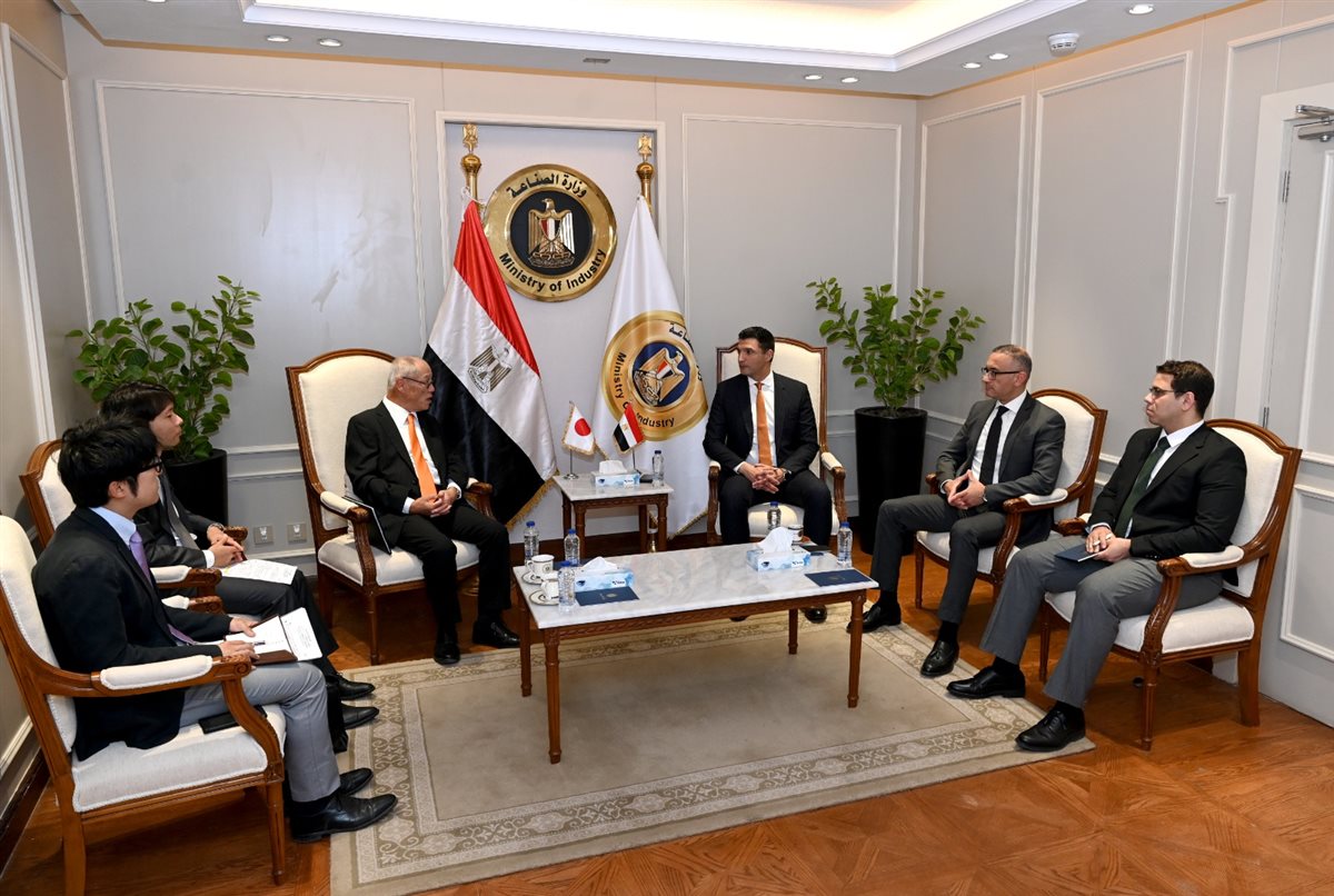 وزير الصناعة مع السفير الياباني لدى القاهرة&nbsp;