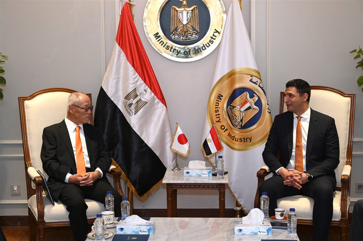 وزير الصناعة مع السفير الياباني لدى القاهرة&nbsp;