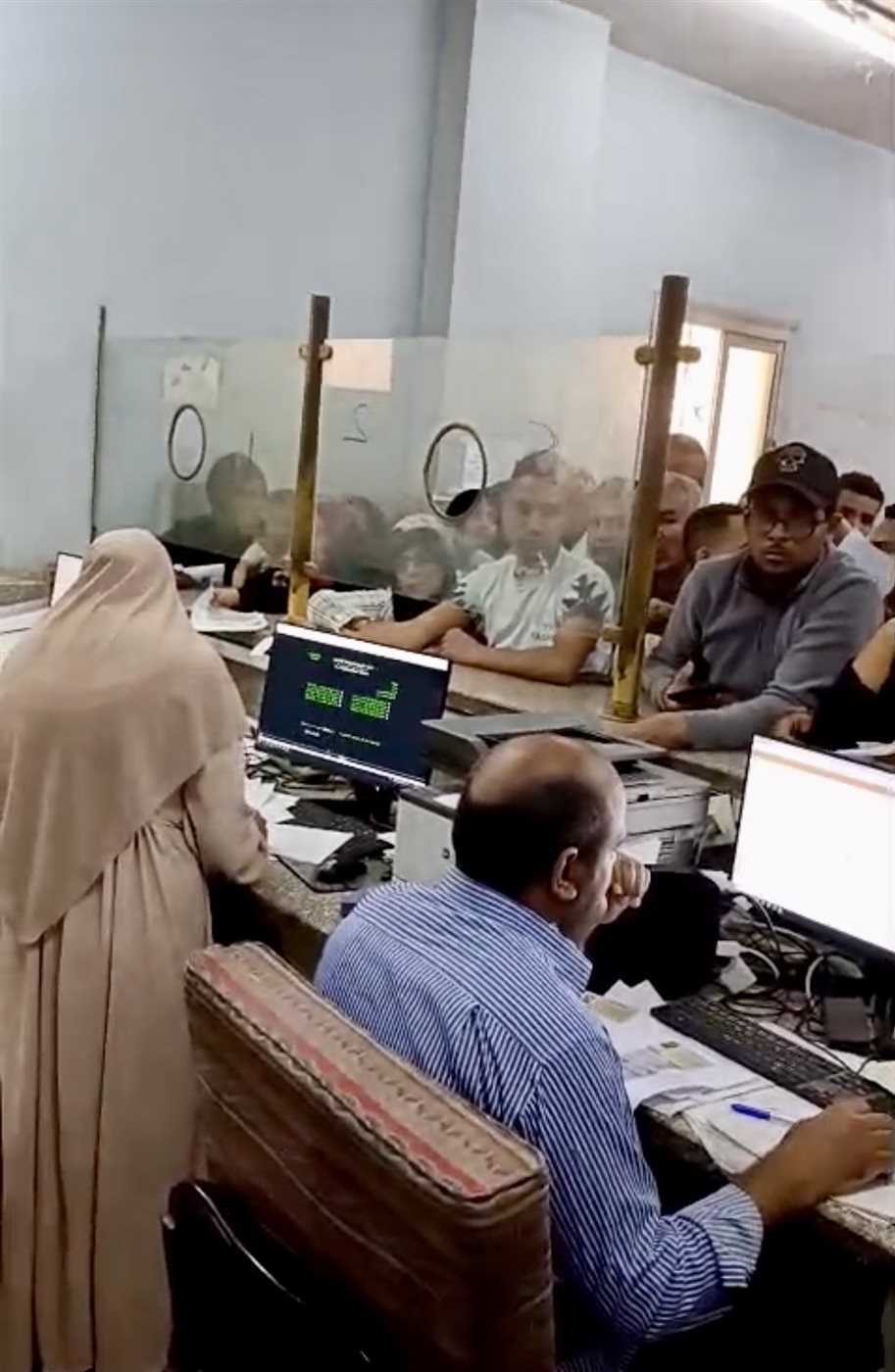 تكدس المواطنين للحصول على برنت التأمينات بالأقصر&nbsp;
