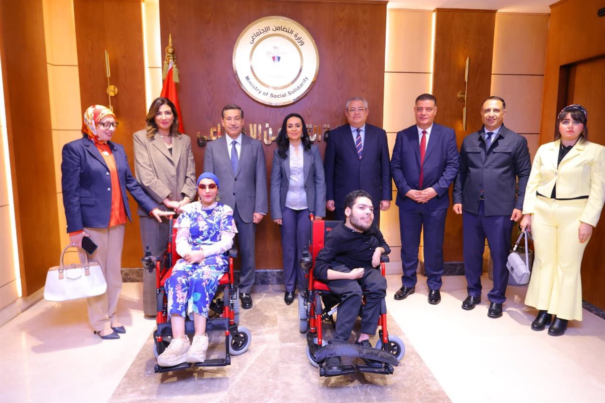 وزيرة التضامن ورئيس بنك التعمير والإسكان مع الطلاب من ذوي الإعاقة