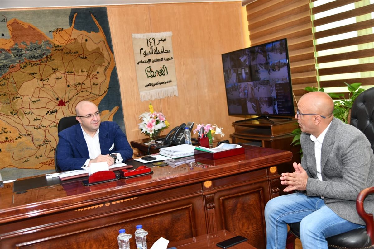 محافظ الفيوم ومحرر الموقع 