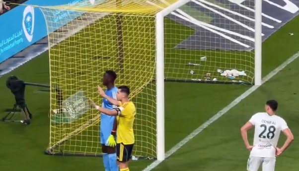 جماهير النصر تقذف إدوارد ميندي حارس أهلي جدة ببعض الأشياء.. وكريستيانو رونالدو يطالبهم بالهدوء (3)