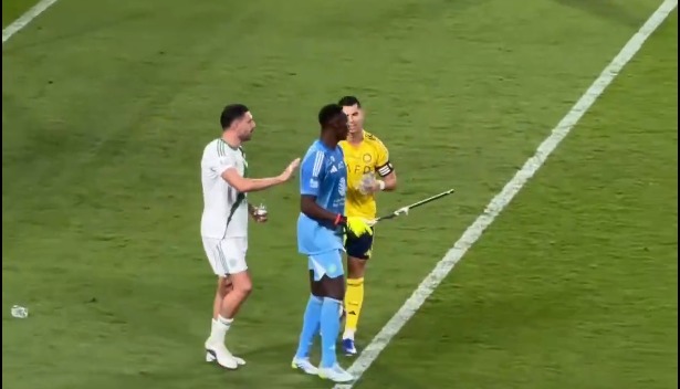جماهير النصر تقذف إدوارد ميندي حارس أهلي جدة ببعض الأشياء.. وكريستيانو رونالدو يطالبهم بالهدوء (4)