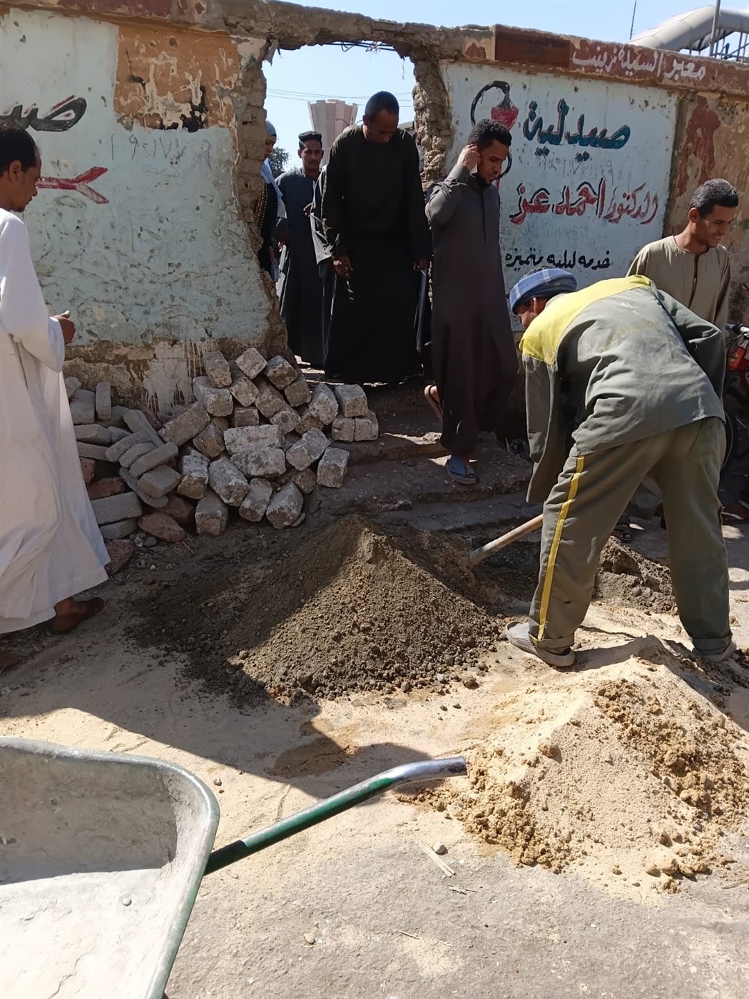 غلق منافذ غير شرعية على شريط السكة الحديد بالأقصر&nbsp;