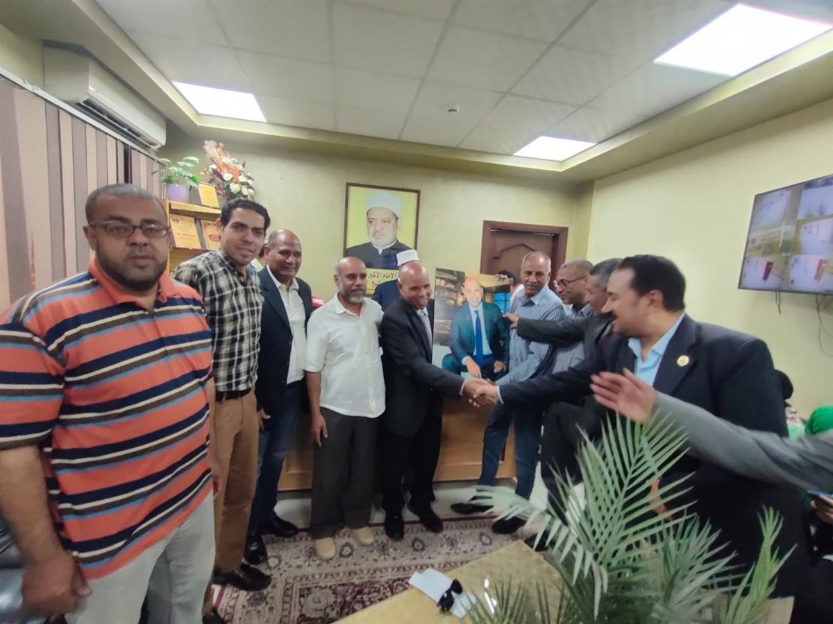 بلوحة كبيرة تحمل صورتة تكريم معلم بأزهر الأقصر&nbsp;
