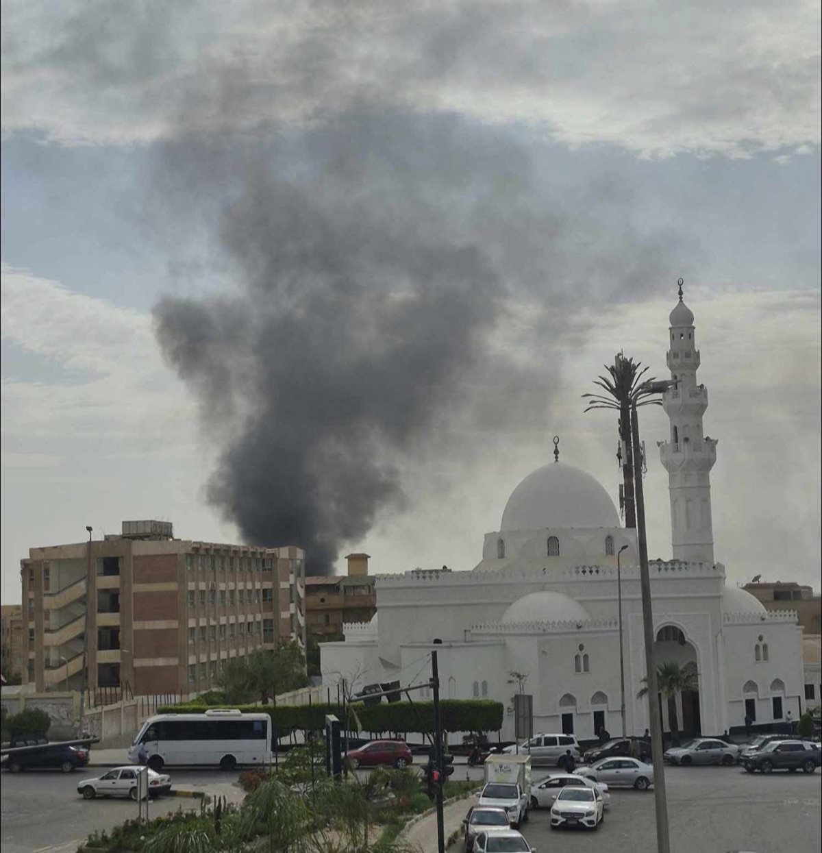 <strong>حريق خلف مسجد فاطمة الشربتلي بالقاهرة الجديدة</strong>