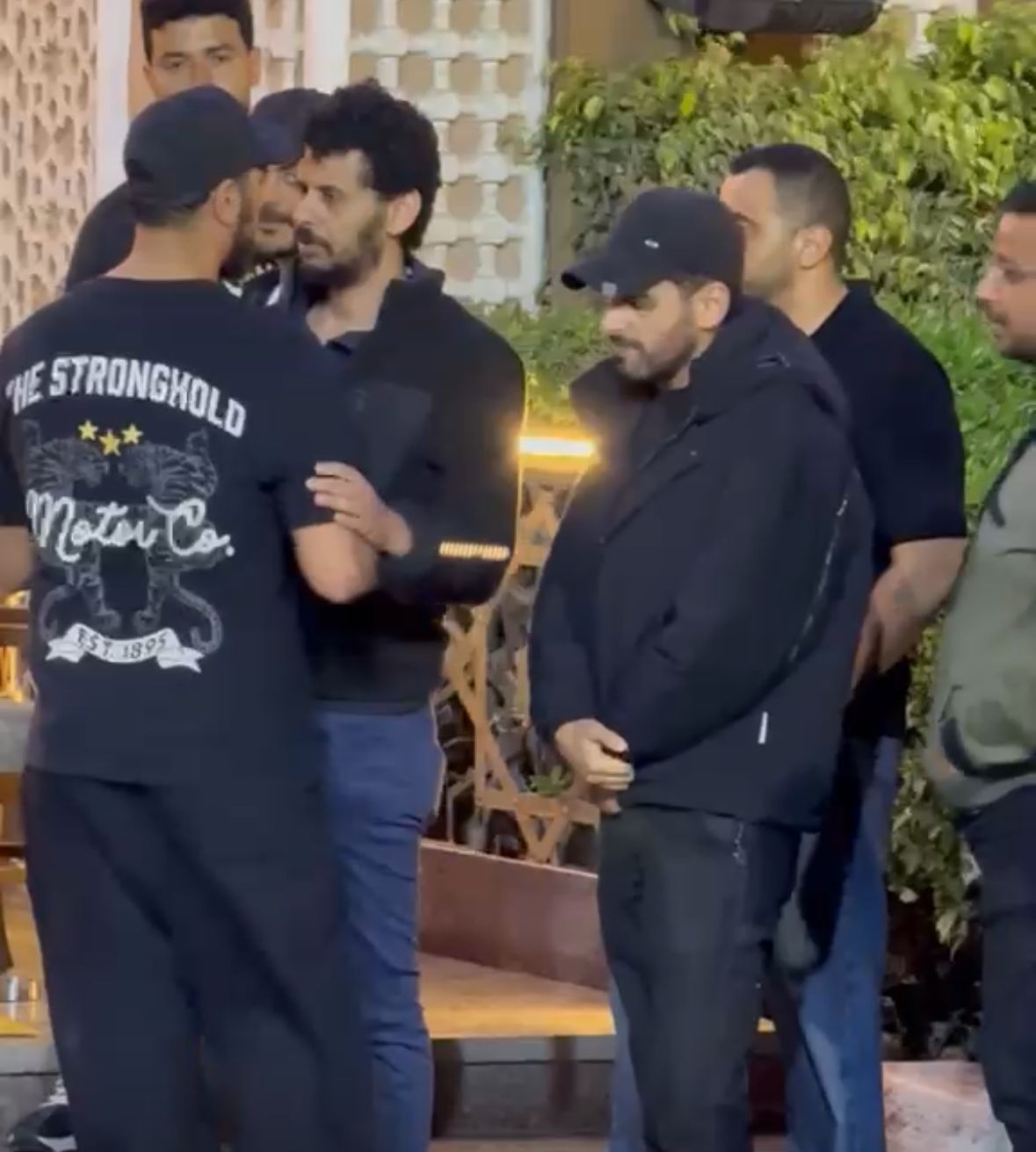 مصطفى أبوسريع يقدم واجب العزاء في وفاة والد حمدي المرغني