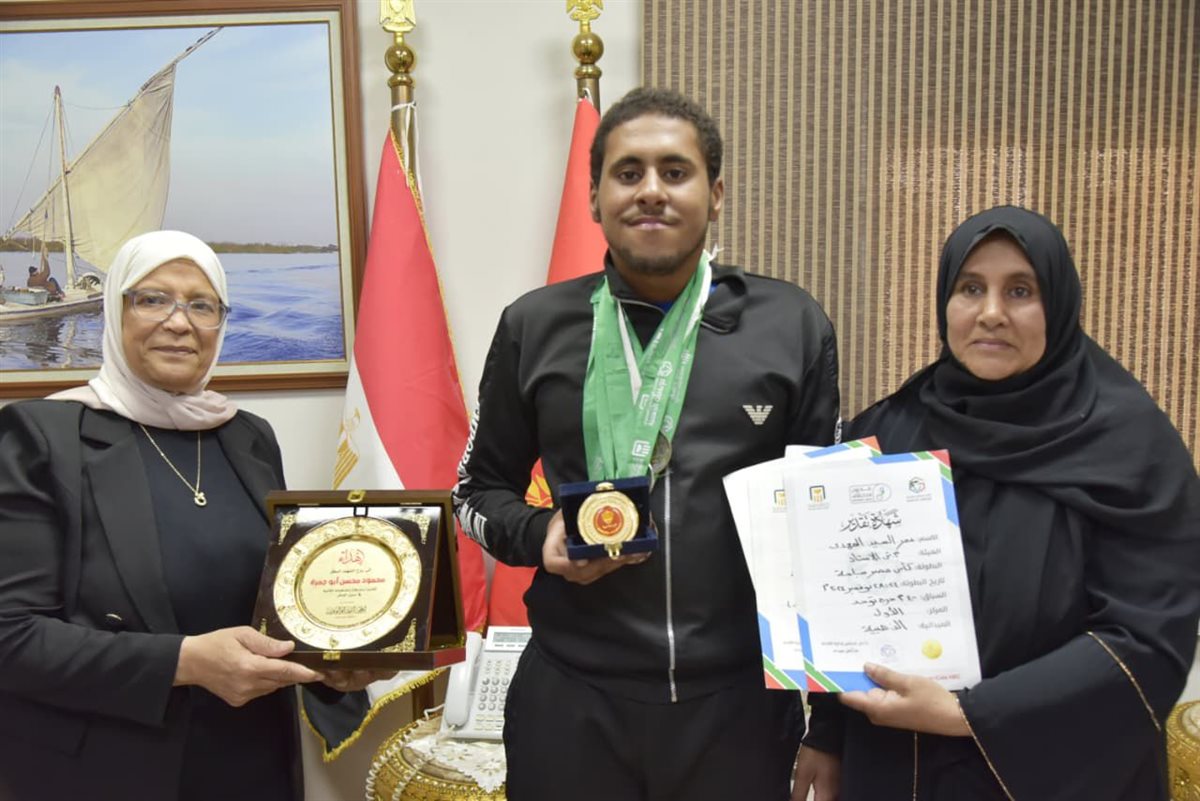 تكريم أسرة الشهيد محمود أبو جمرة وبطل الجمهورية للسباحة&nbsp;