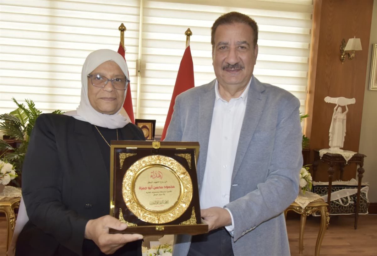 تكريم أسرة الشهيد محمود أبو جمرة وبطل الجمهورية للسباحة
