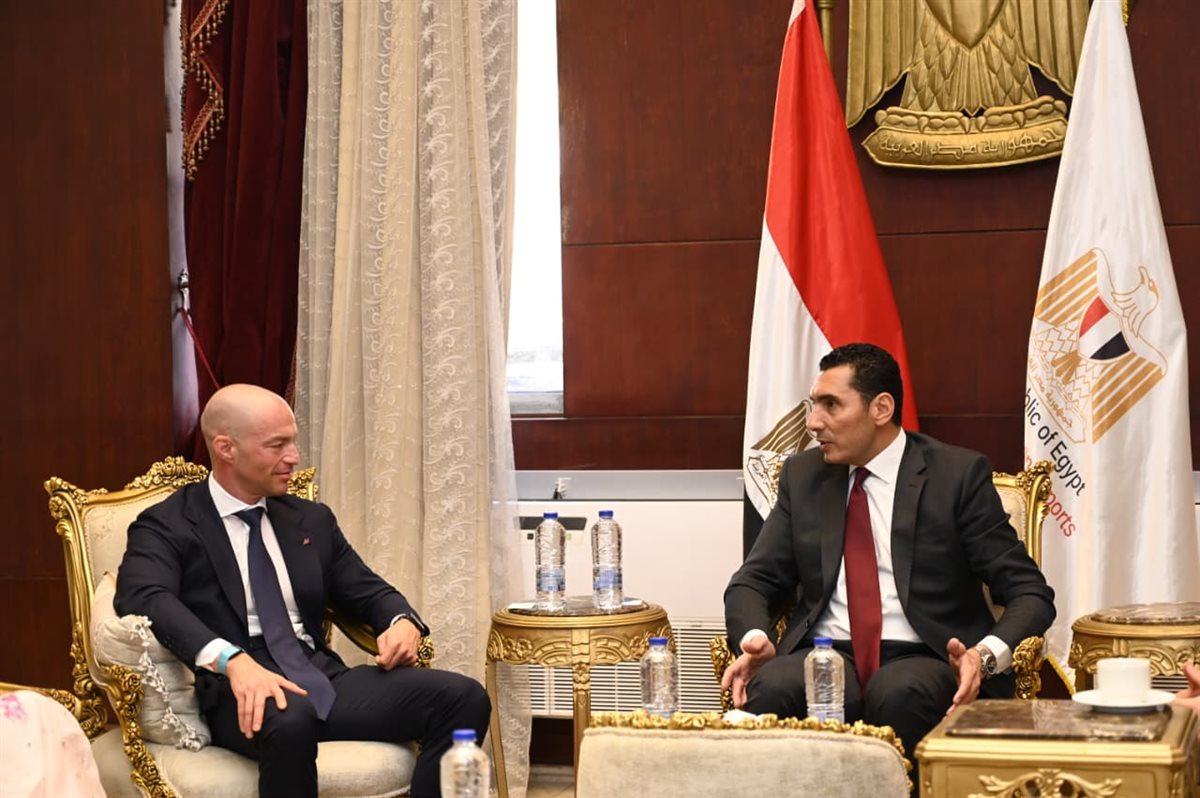 <strong>وزير الرياضة يلتقي نائب رئيس اللجنة الأولمبية الروسية ورئيس مجموعة ماراثون لتعزيز التعاون</strong>