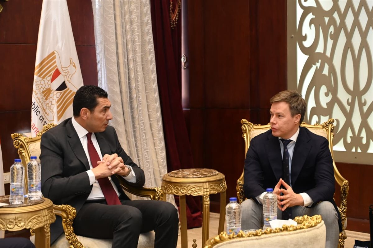 <strong>وزير الرياضة يلتقي نائب رئيس اللجنة الأولمبية الروسية ورئيس مجموعة ماراثون لتعزيز التعاون</strong>
