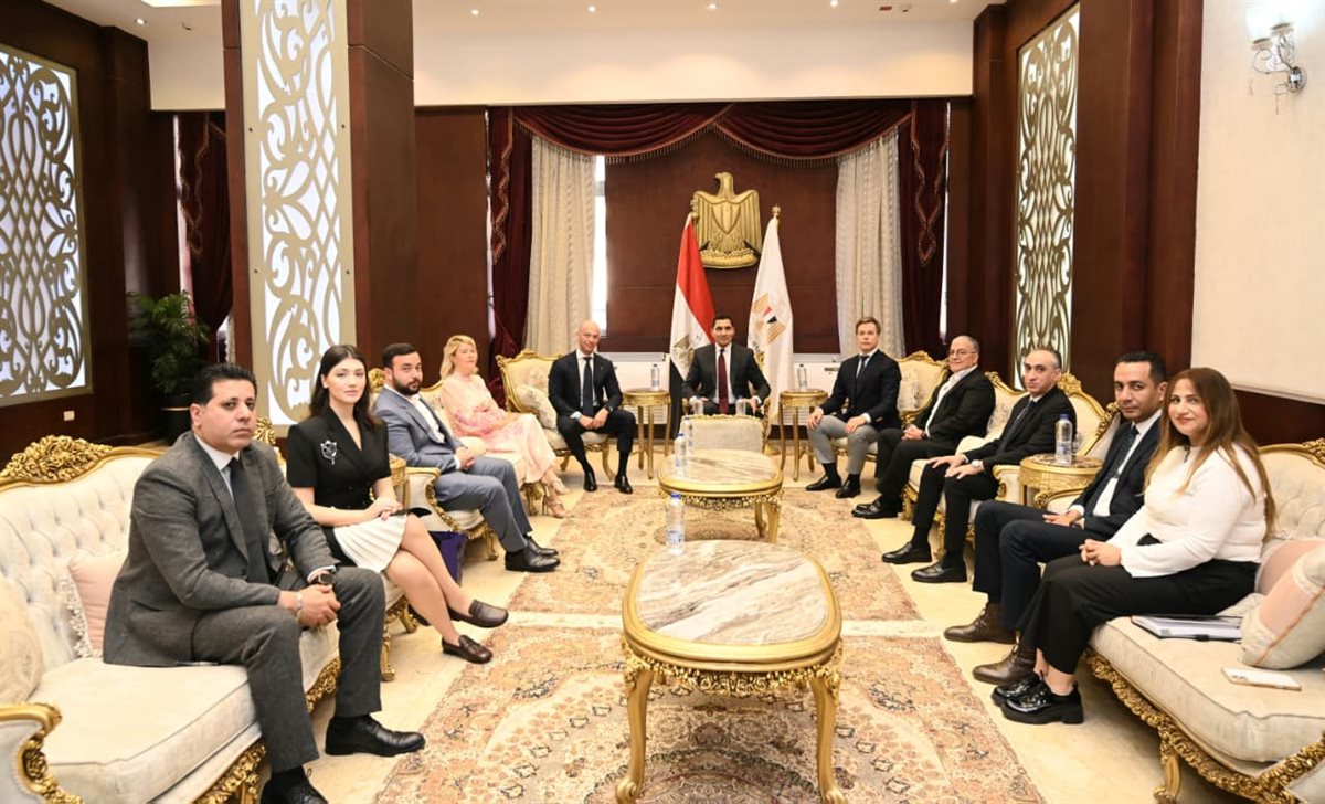 <strong>وزير الرياضة يلتقي نائب رئيس اللجنة الأولمبية الروسية ورئيس مجموعة ماراثون لتعزيز التعاون</strong>