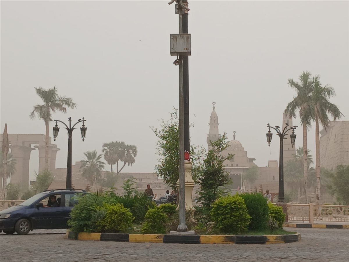 رياح محملة بالغبار تضرب الأقصر