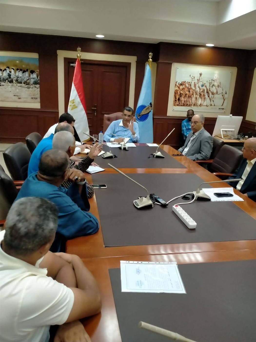 محافظ البحر الأحمر يجتمع مع ممثلي الصيادين 