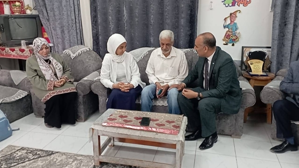 وكيل الوزارة مع الطالبة رقية ووالدها