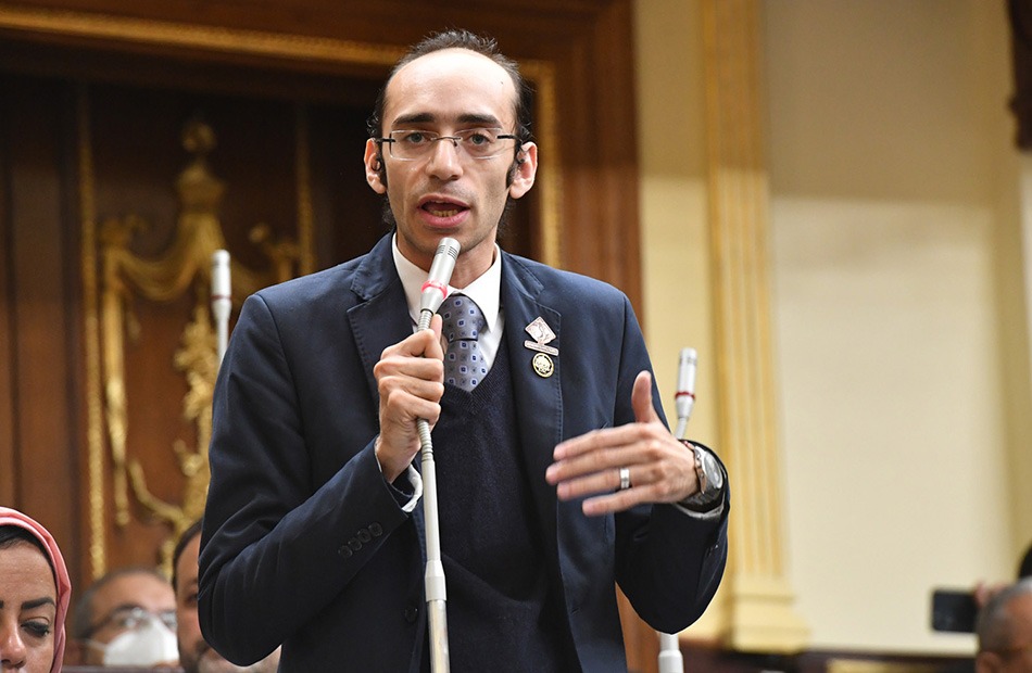 النائب السابق محمد عبد العزيز