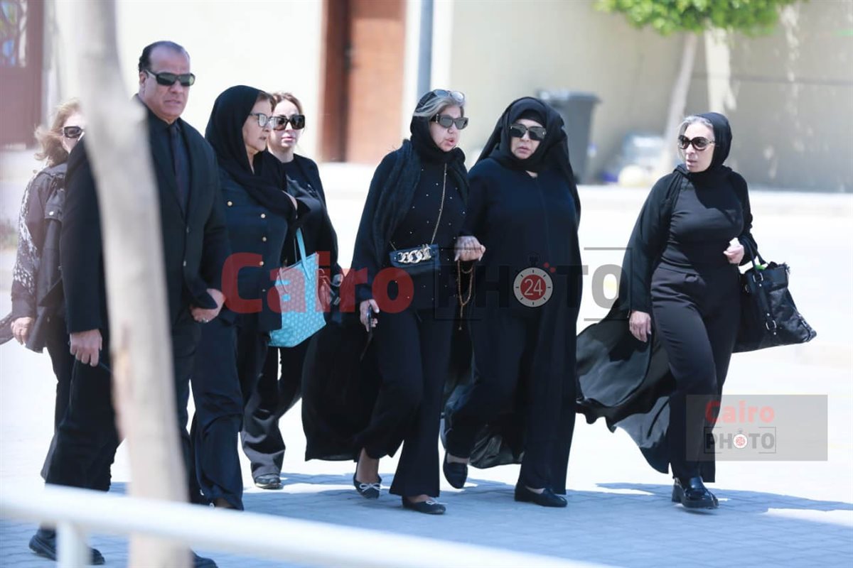 بـالسبحة والعباءة.. فيفي عبده تصل جنازة هاني شاكر برفقة بوسي شلبي لإلقاء النظرة الأخيرة