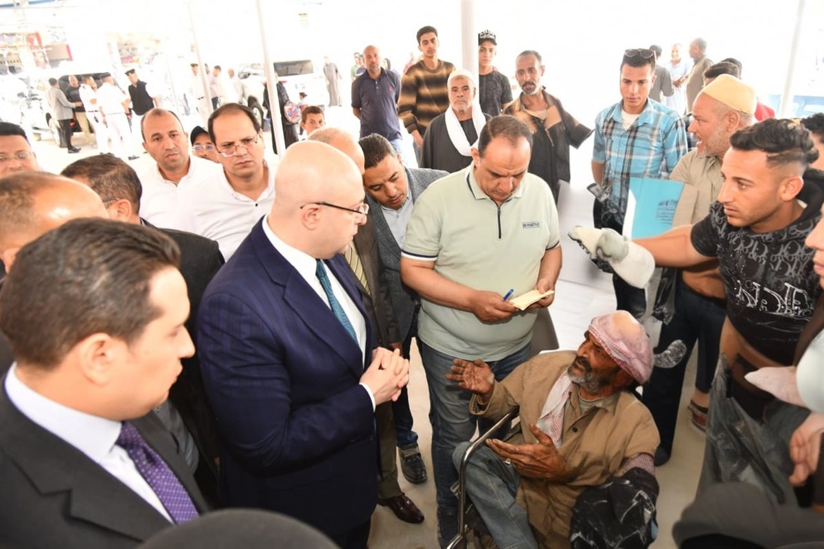 محافظ الفيوم يتفقد أعمال تطوير مواقف سيارات في دمو وسنهور