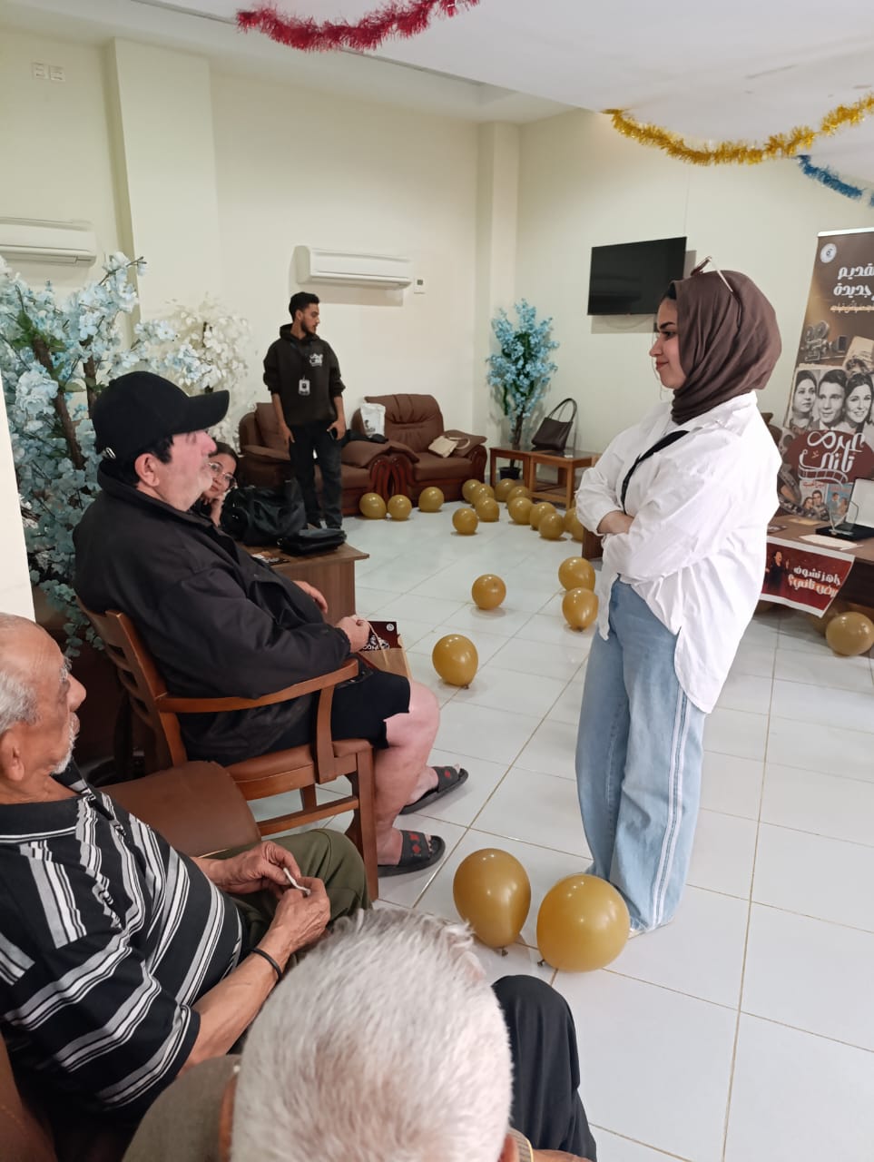 ضمن مشروع تخرجهم.. زيارة خاصة من طلبة جامعة القاهرة لـ دار رعاية الفنانين
