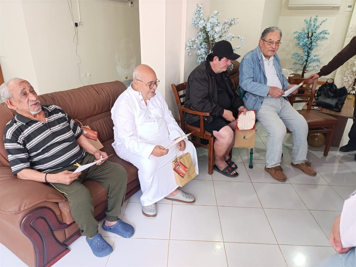 ضمن مشروع تخرجهم.. زيارة خاصة من طلبة جامعة القاهرة لـ دار رعاية الفنانين