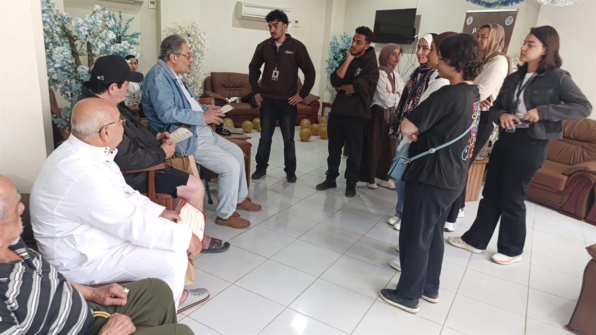 ضمن مشروع تخرجهم.. زيارة خاصة من طلبة جامعة القاهرة لـ دار رعاية الفنانين