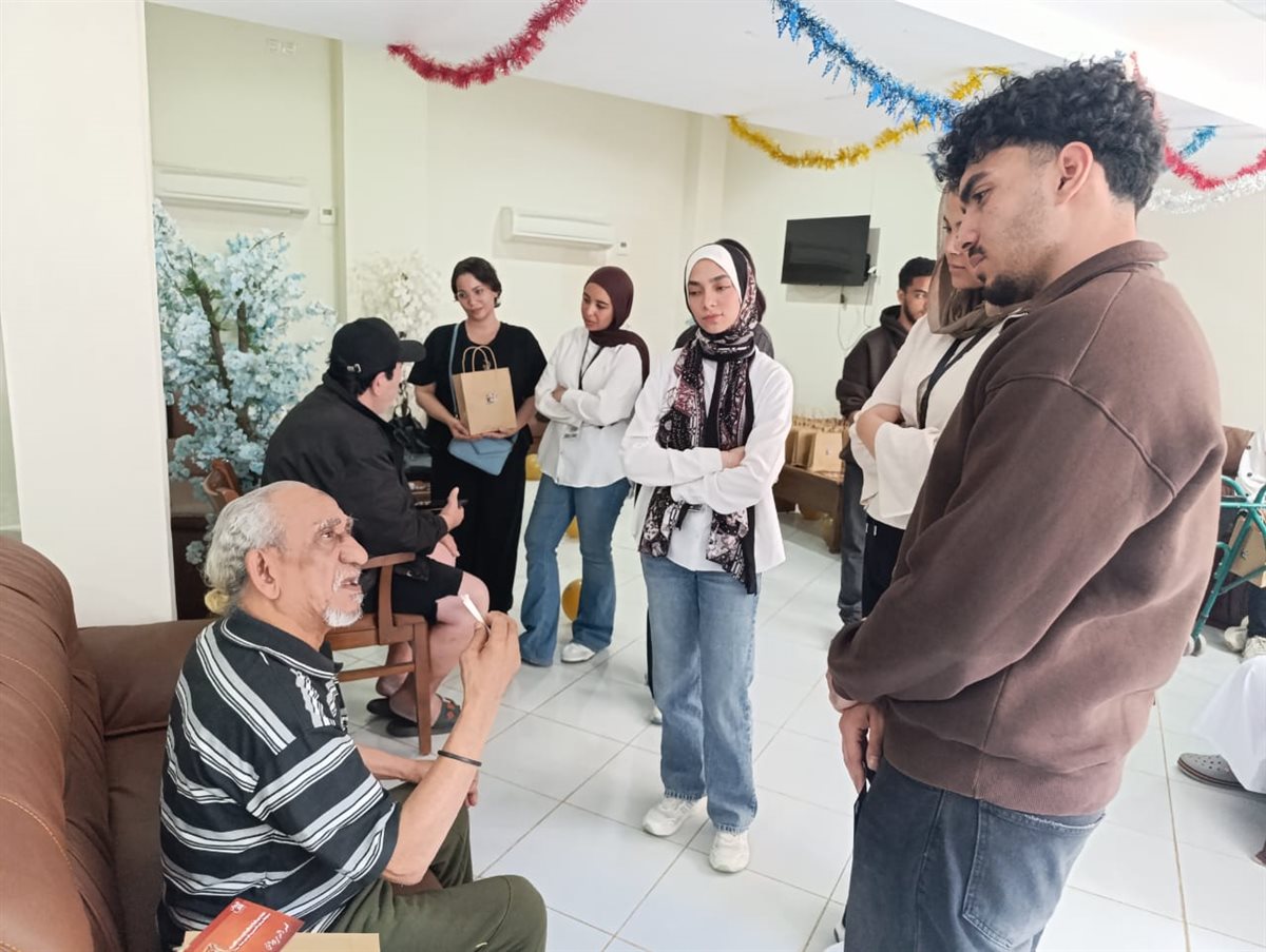 ضمن مشروع تخرجهم.. زيارة خاصة من طلبة جامعة القاهرة لـ دار رعاية الفنانين