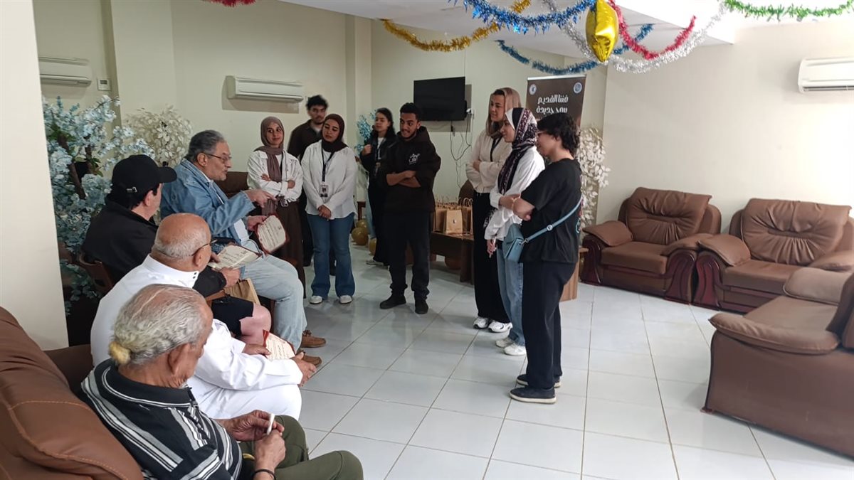 ضمن مشروع تخرجهم.. زيارة خاصة من طلبة جامعة القاهرة لـ دار رعاية الفنانين
