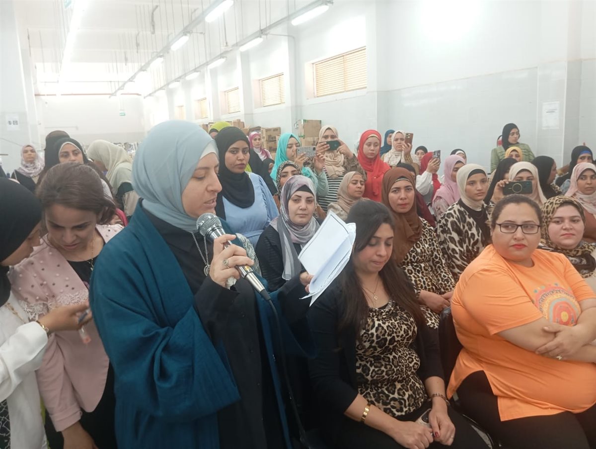 احتفالية لعيد العمال داخل مصنع الغزل والنسيج