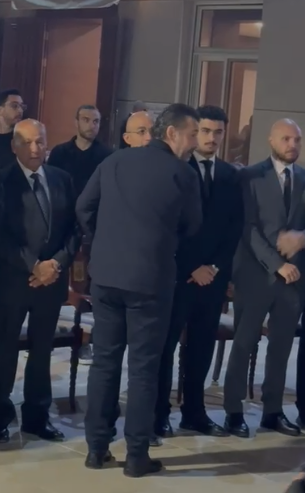 محمد السعدي رئيس الشركة المتحدة ويسرا وكريم عبد العزيز يقدمون العزاء في هاني شاكر