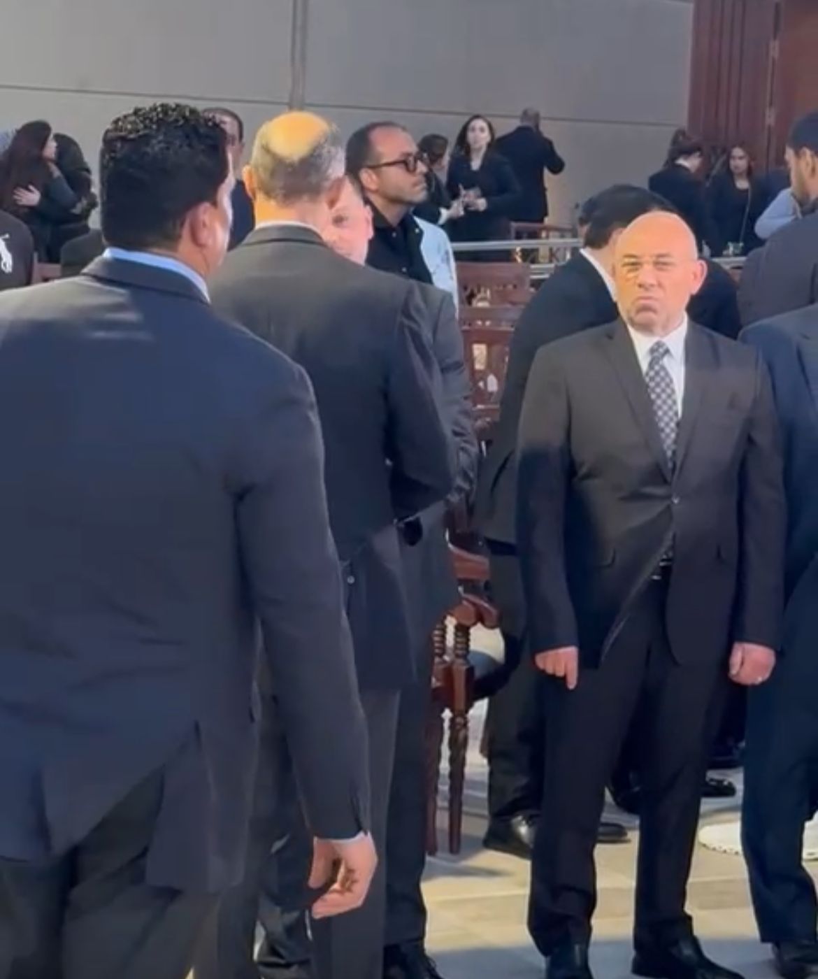 جمال مبارك يؤدي واجب العزاء في هاني شاكر