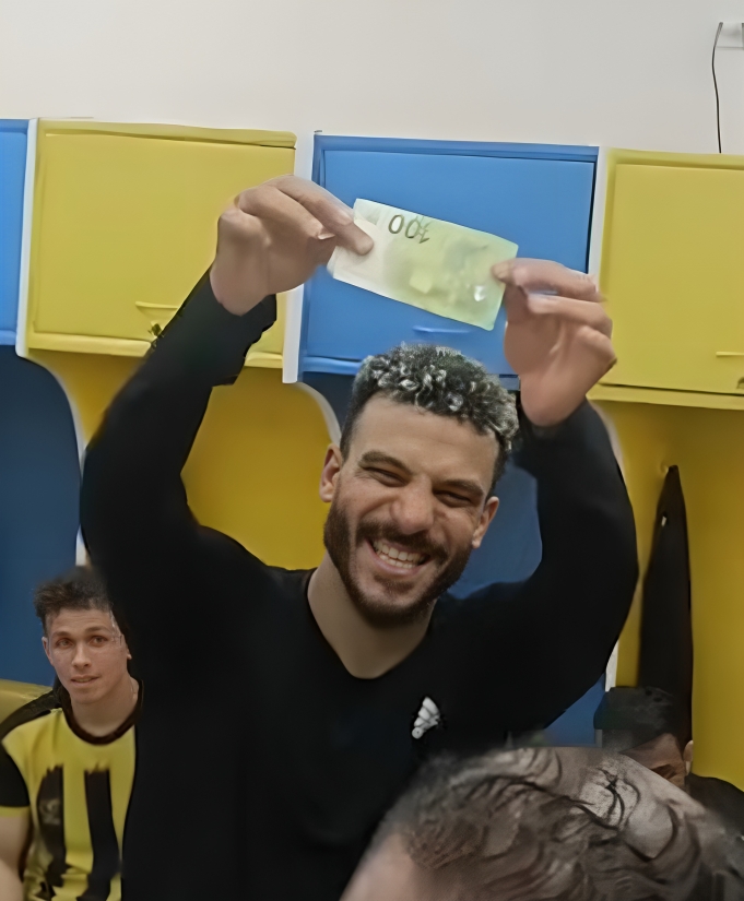 <strong>شكري نجيب ومكافأة 100 يورو</strong>