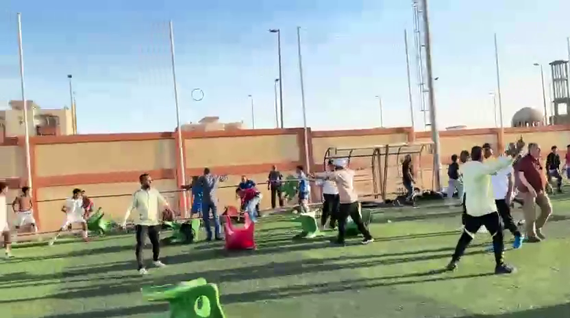 خناقة شوارع في مباراة بين فريقي المدينة المنورة والتجمع ببطولة الجمهورية مواليد 2009