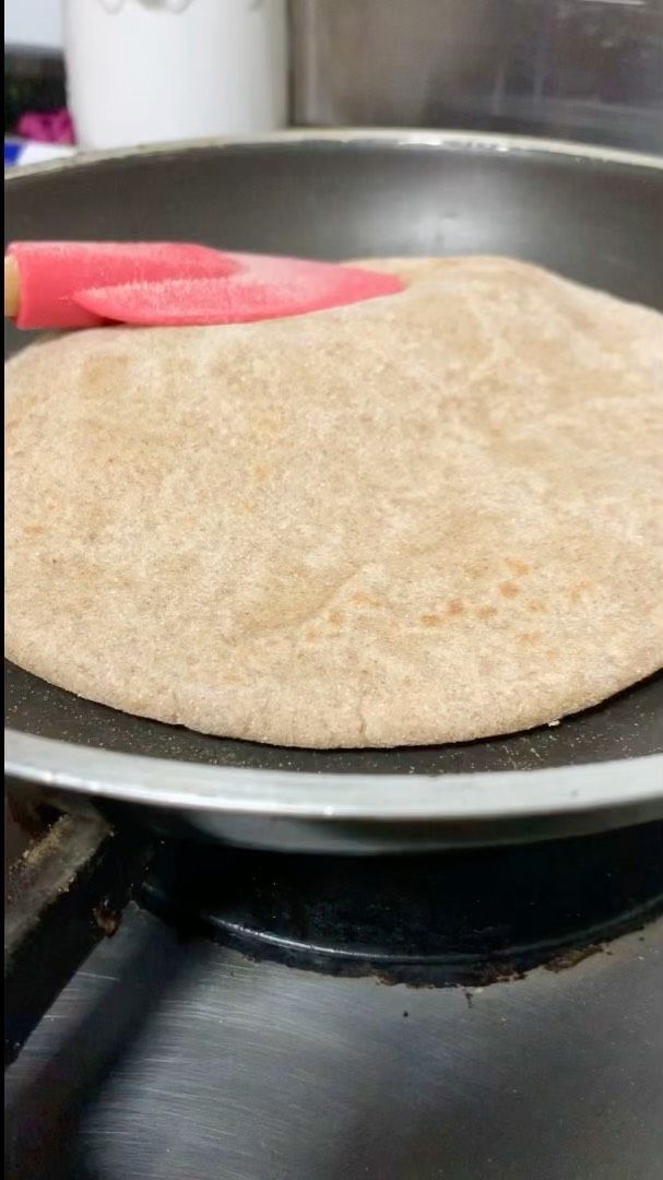 طريقة عمل العيش بدقيق كامل الحبة في المنزل