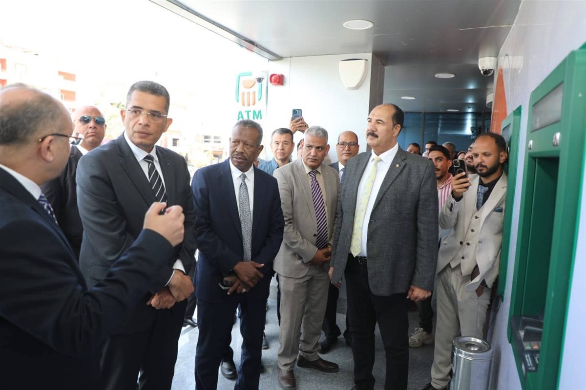 محافظ البحر يفتتح فرع جديد للبنك الاهلي بالغردقة 