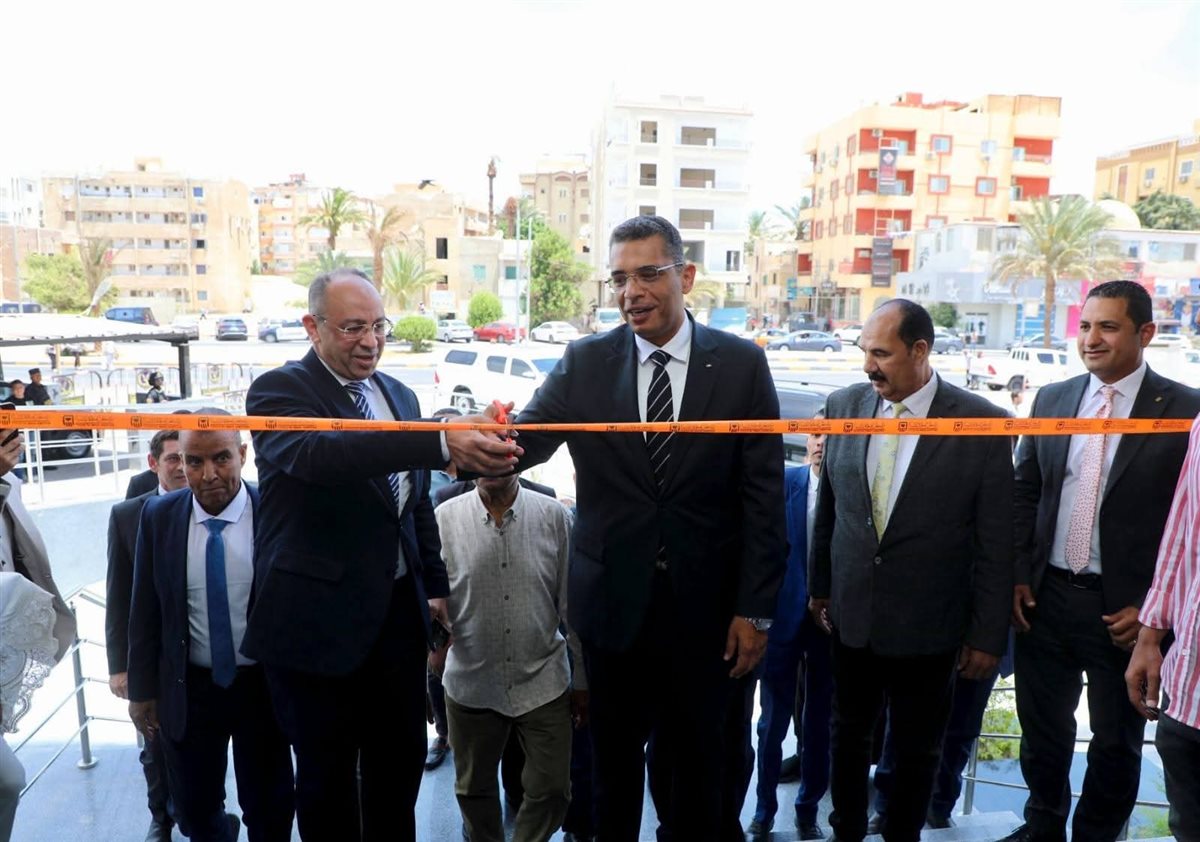 محافظ البحر يفتتح فرع جديد للبنك الاهلي بالغردقة 
