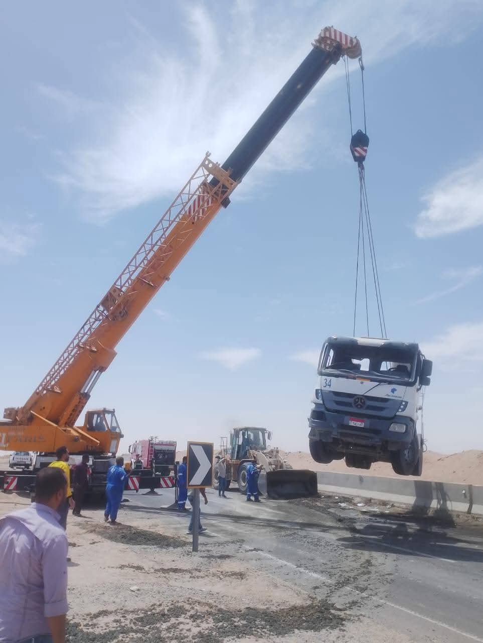 إنقلاب سيارة نقل ثقيل محملة بالأسمنت بالطريق الدائري للغردقة