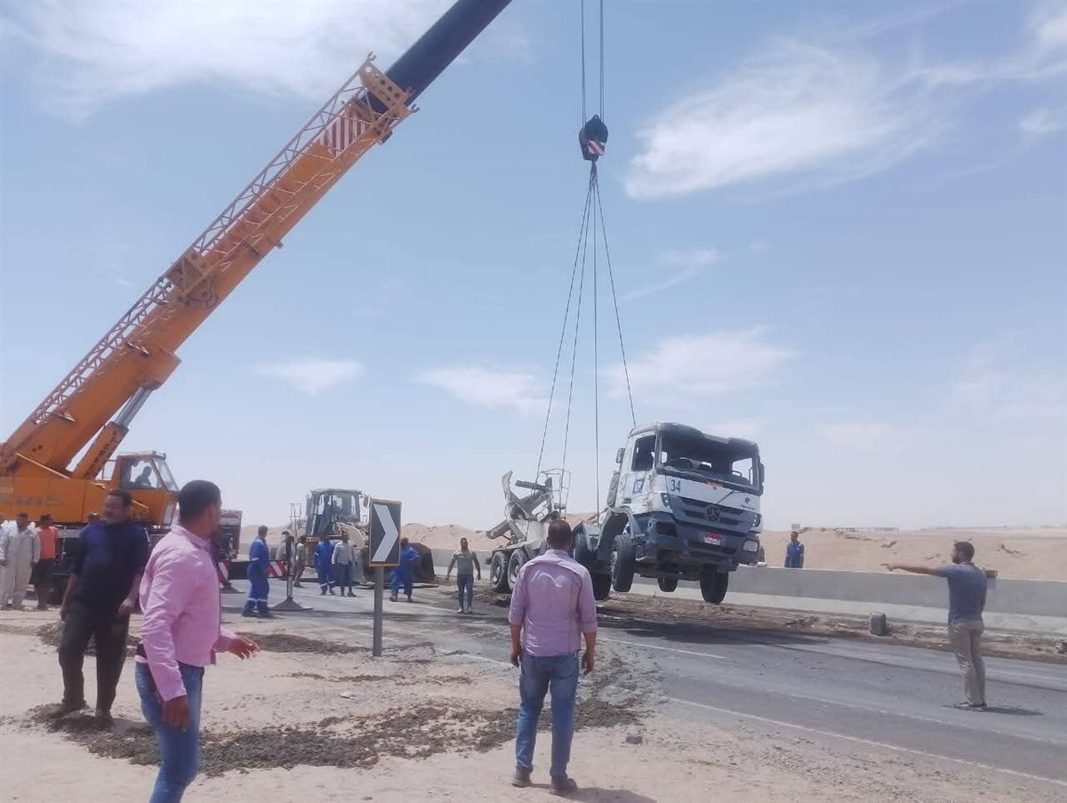 إنقلاب سيارة نقل ثقيل محملة بالأسمنت بالطريق الدائري للغردقة
