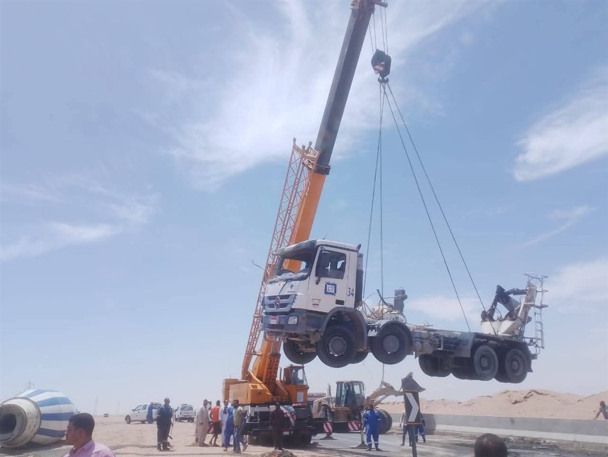 إنقلاب سيارة نقل ثقيل محملة بالأسمنت بالطريق الدائري للغردقة