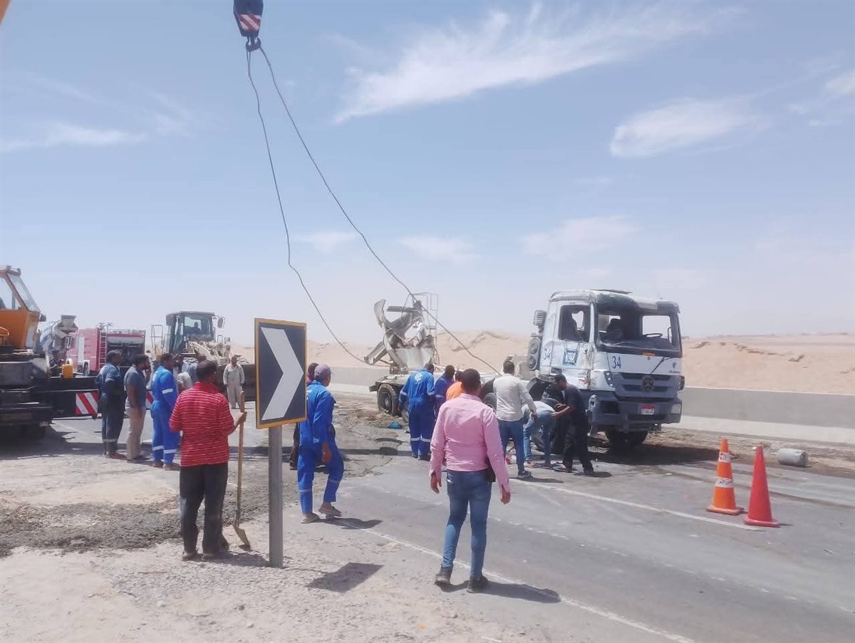إنقلاب سيارة نقل ثقيل محملة بالأسمنت بالطريق الدائري للغردقة