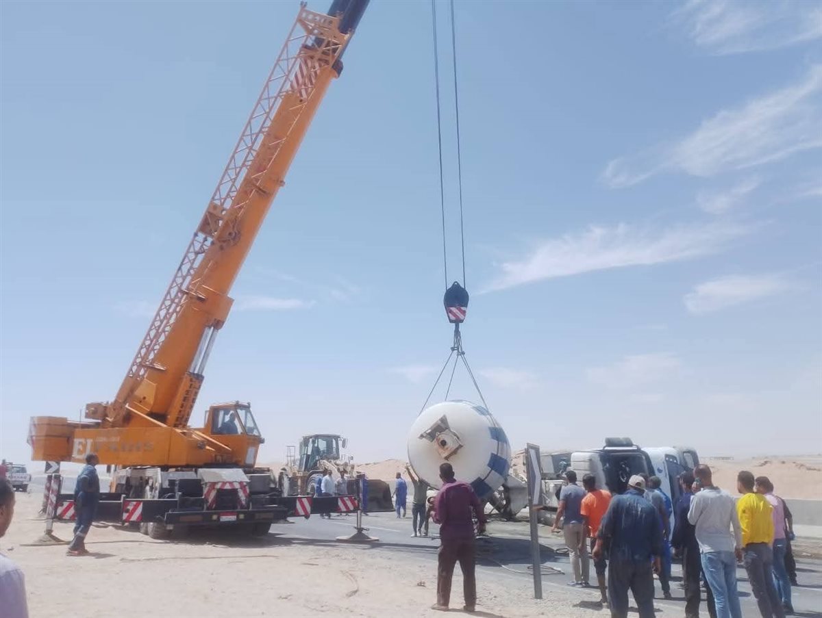 إنقلاب سيارة نقل ثقيل محملة بالأسمنت بالطريق الدائري للغردقة